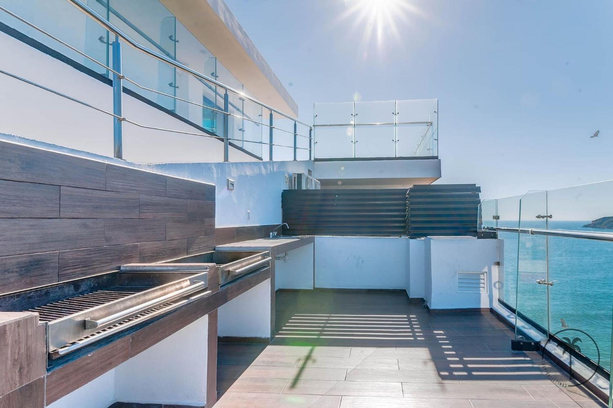 Terraza Con Vista Al Mar Y A Atardeceres